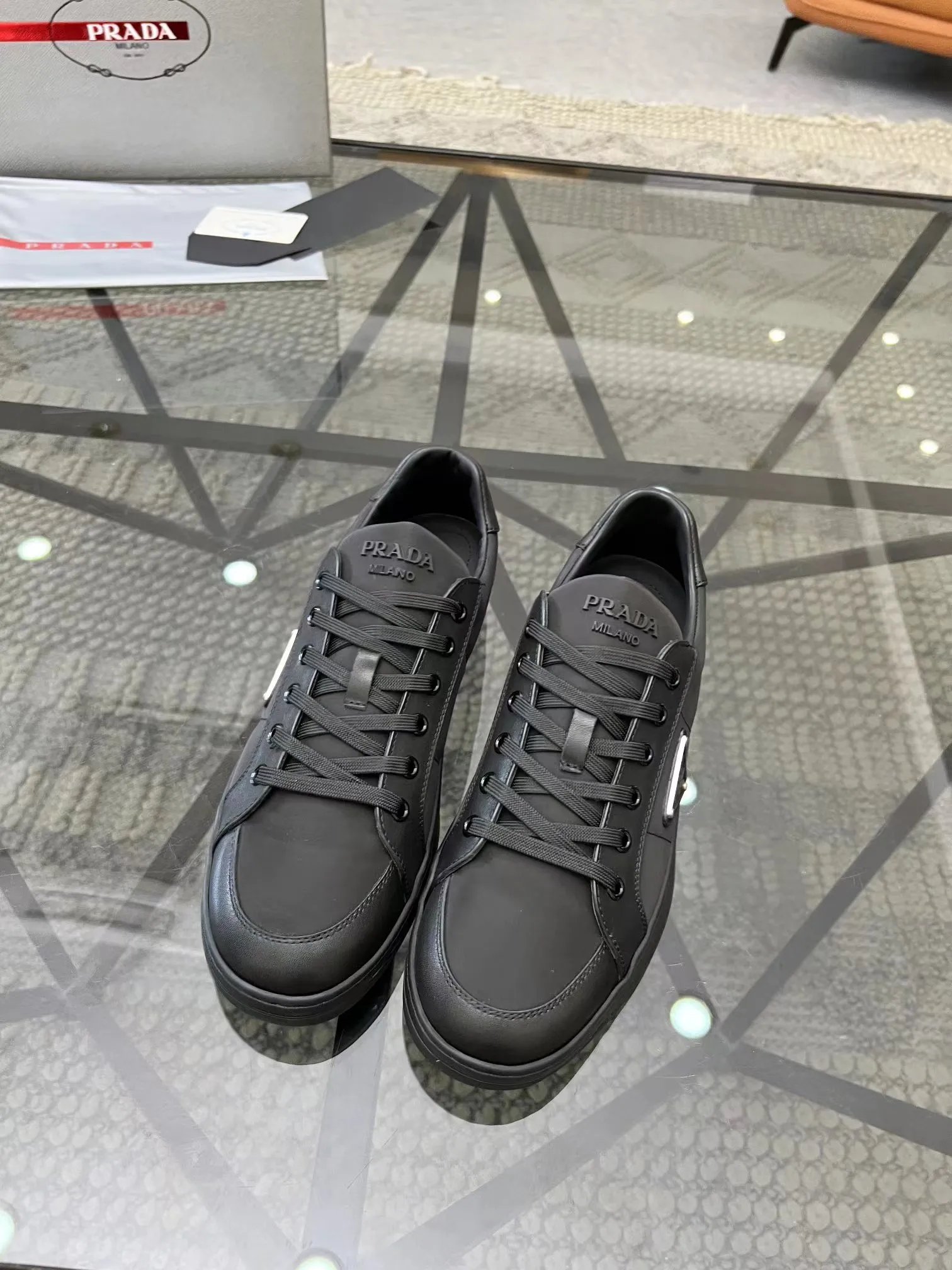 P380 38-45 Prada Prada’s new men’s leather sneakers, the highest version on the market, any comparison is welcome🆚! The original leather has excellent texture and is super high-end! Fetal sheep net lining imported from Italy, removable pad! Luxurious materials and fine workmanship, highly recommended!